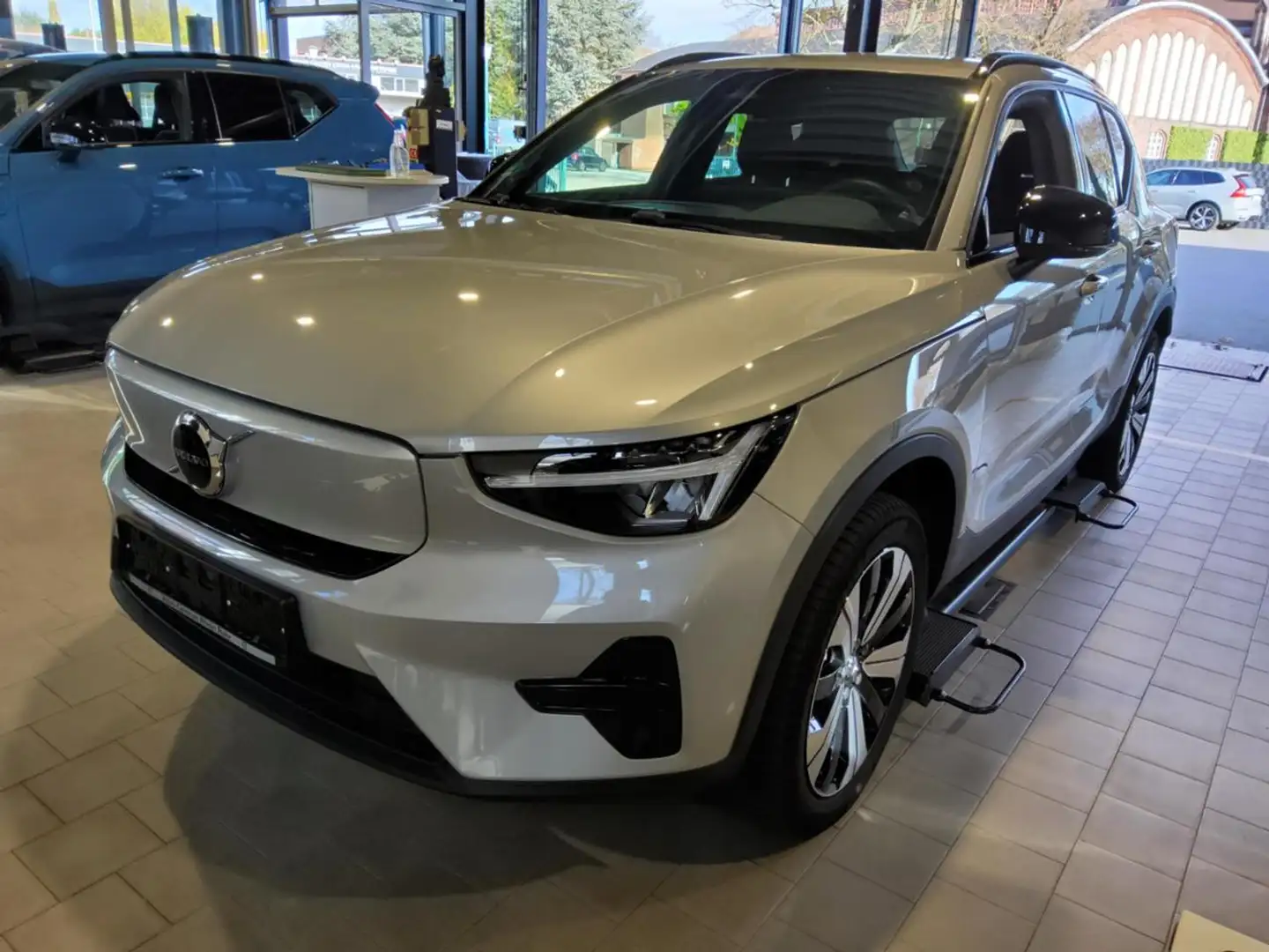 Volvo XC40 PURE ELECTRIC CORE AHK+STANDHZ+KAMERA+LM19+ Plateado - 2
