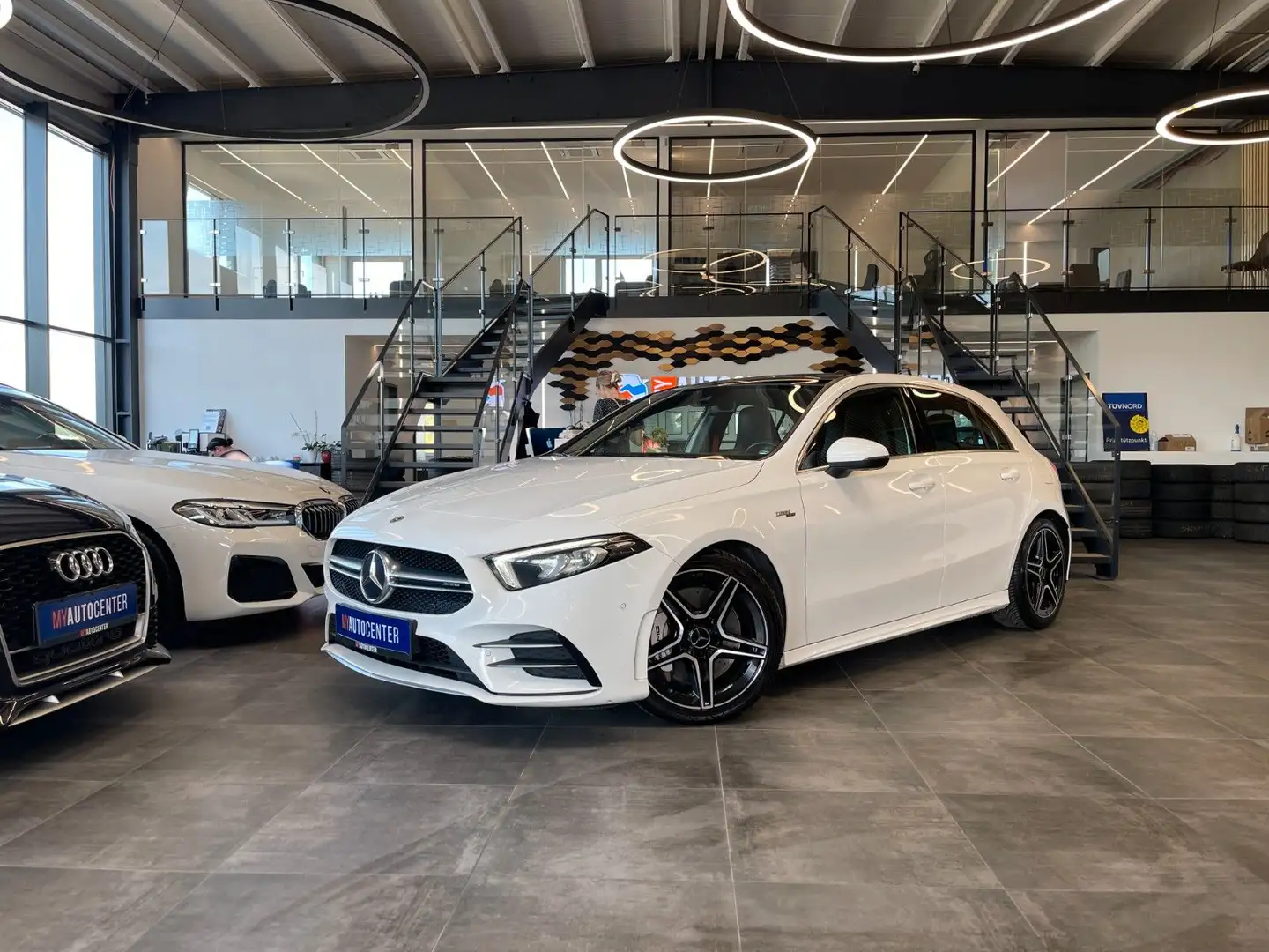 Mercedes-Benz A 35 AMG A35 AMG 4Matic *PANO*LED*PDC*CARPLAY* Weiß - 1