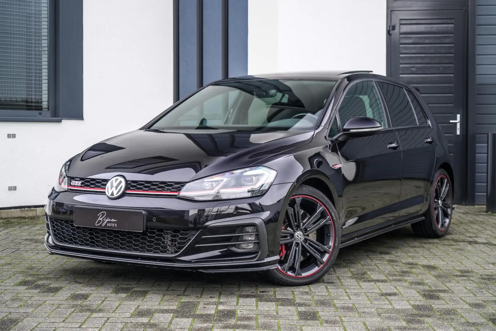 Volkswagen Golf GTI 2.0 TSI 300PK Performance PANO / KEYLESS / TREKHAA Schwarz - 1