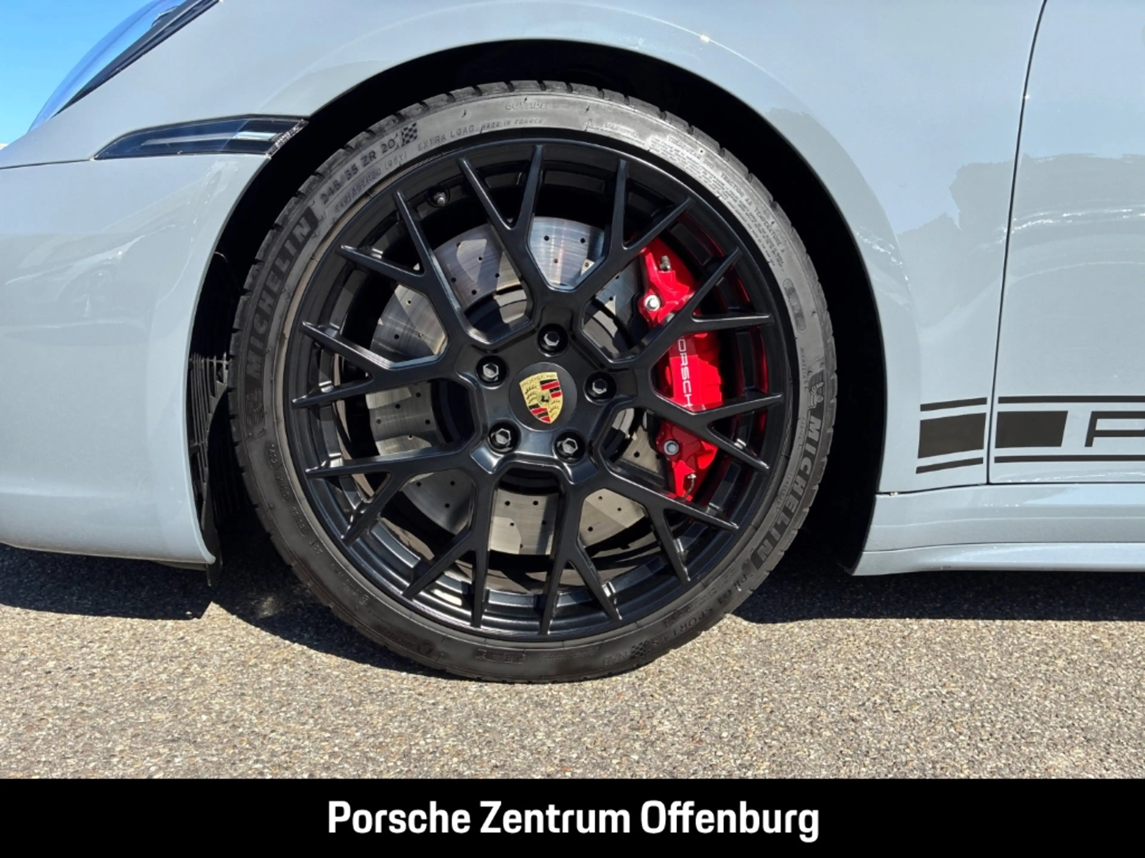 Porsche 992 (911) Carrera 4 GTS — photo 12