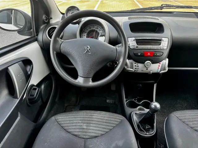 Peugeot 107 view 2