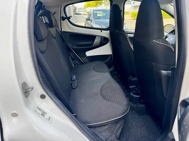 Peugeot 107 view 12