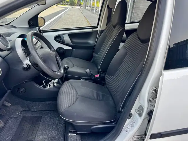 Peugeot 107 view 11