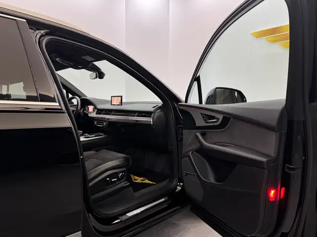 Audi Q7 view 15