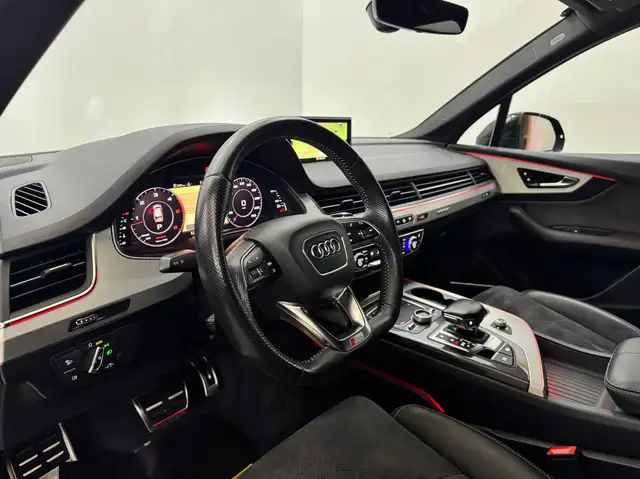 Audi Q7 view 13