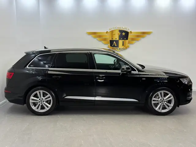 Audi Q7 view 8
