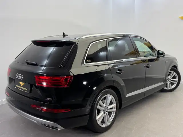Audi Q7 view 4