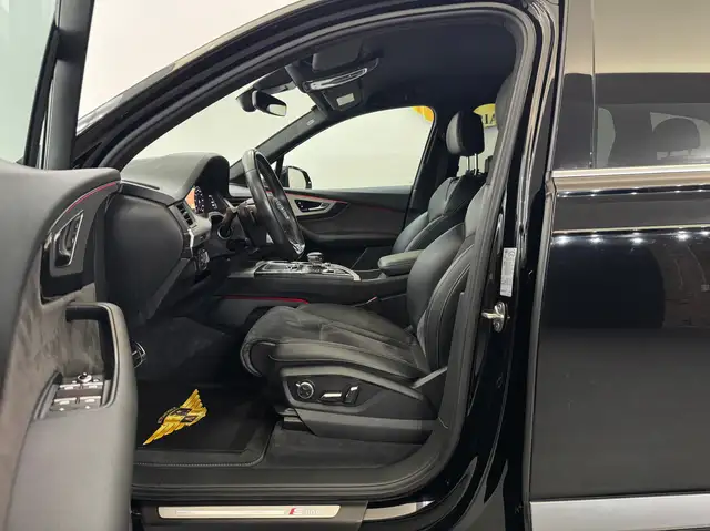 Audi Q7 view 12
