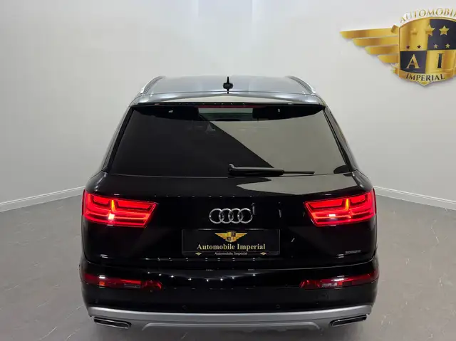 Audi Q7 view 6