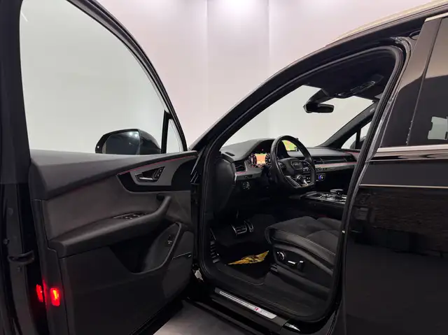 Audi Q7 view 11