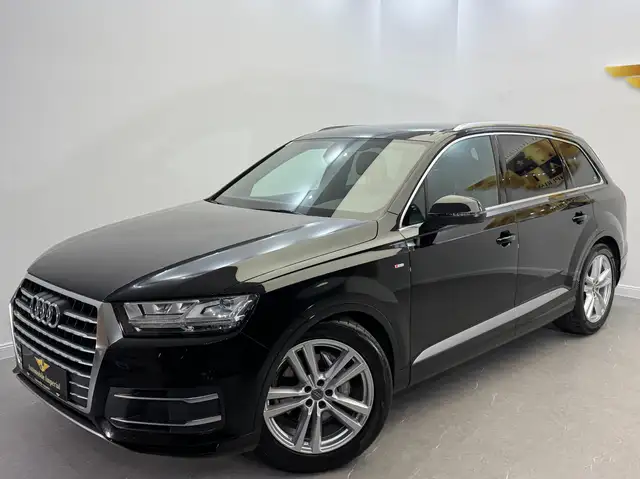 Audi Q7 view 2