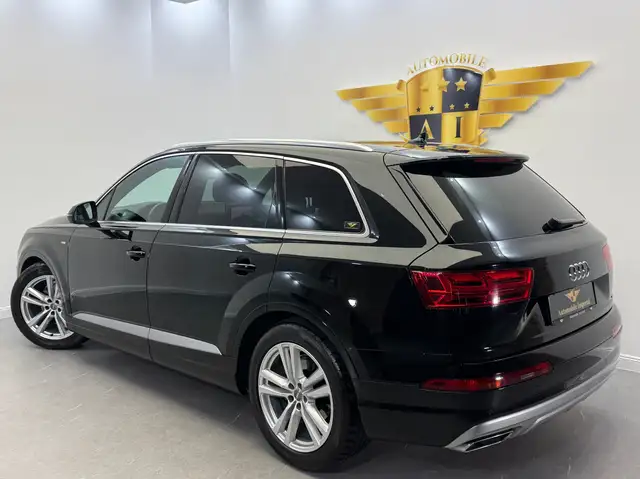 Audi Q7 view 3