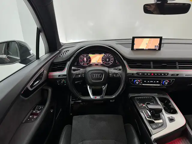 Audi Q7 view 10