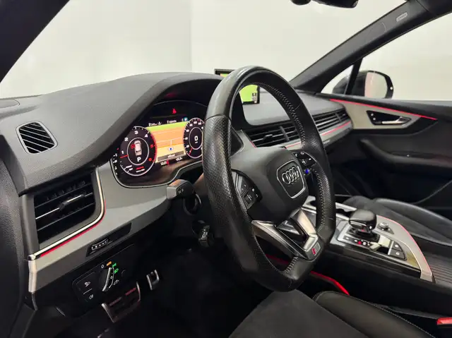 Audi Q7 view 14