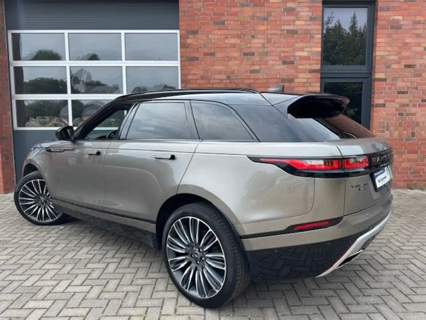 Land Rover Range Rover Velar VELAR 300 AWD HSE R DYNAMIC FIRST EDITION Grau - 2