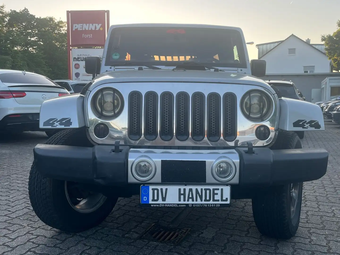 Jeep Wrangler UnlimitedSahara *Autogas/Navi/Sitzhzg.* Argent - 2