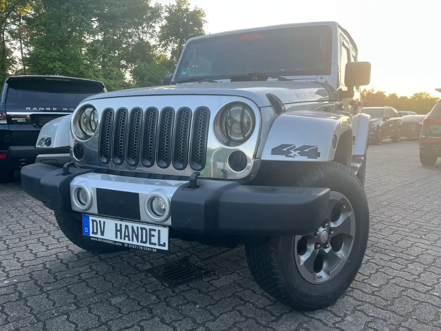 Jeep Wrangler UnlimitedSahara *Autogas/Navi/Sitzhzg.* Argent - 1