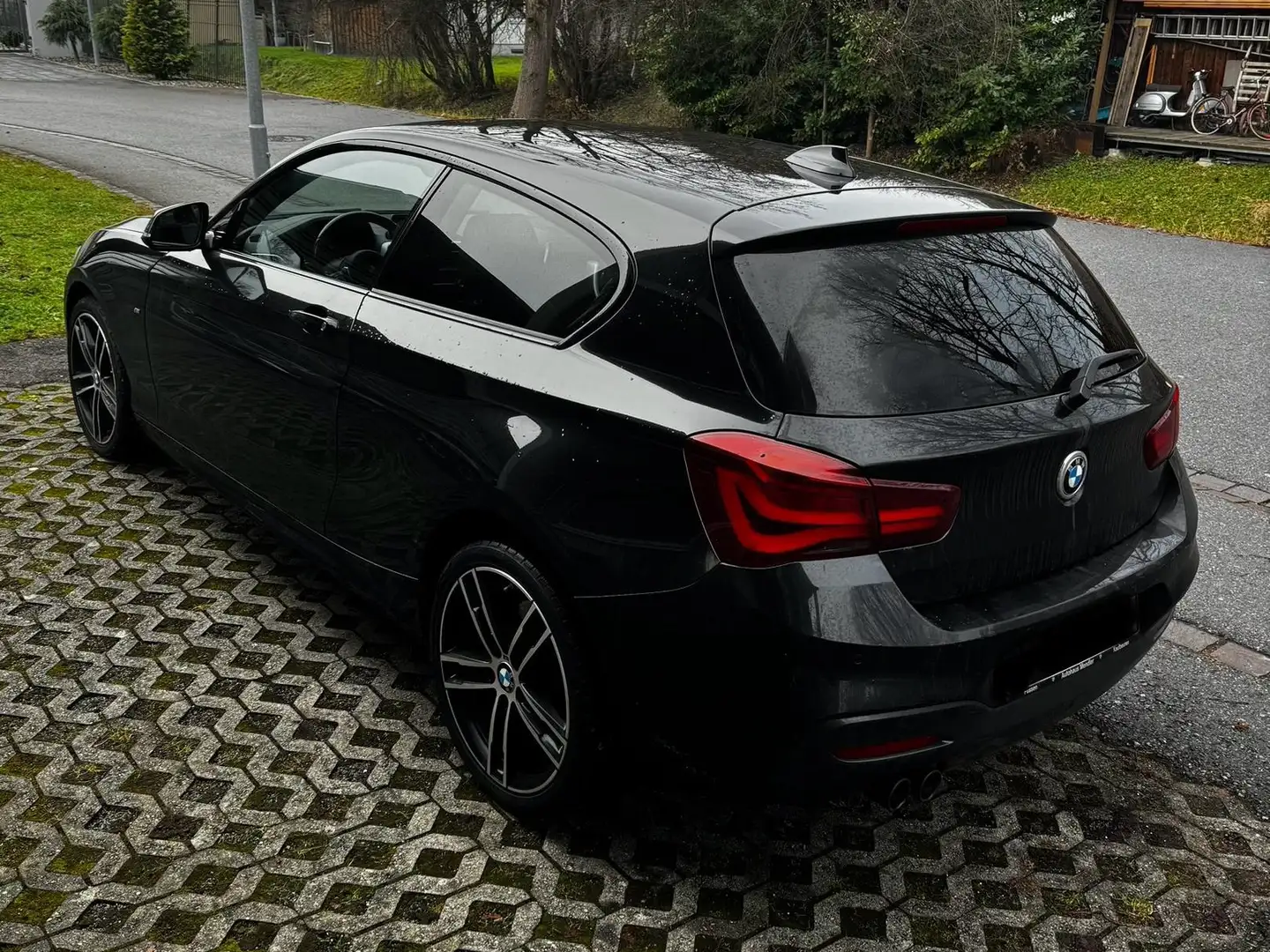 BMW 120 120d xDrive M Sport Aut. M Sport Schwarz - 2