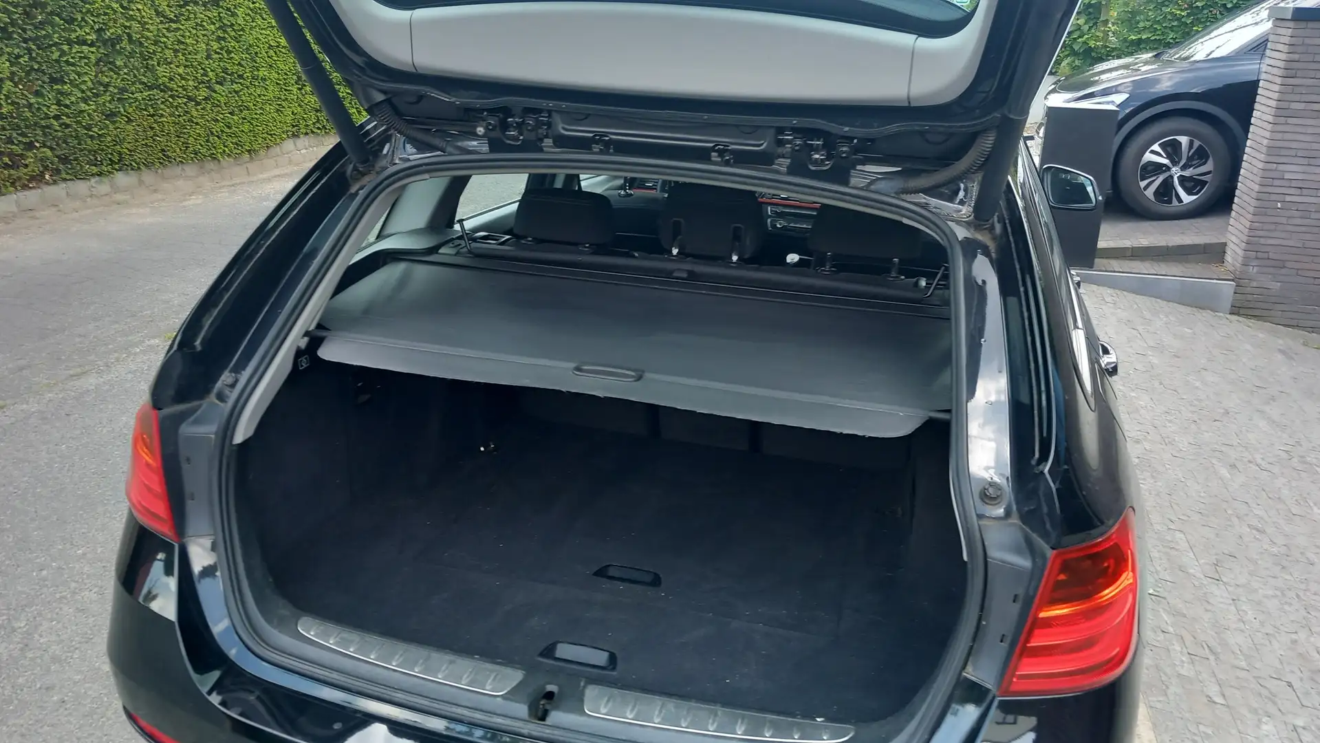 BMW 316 316d Touring Sport Line Zwart - 2