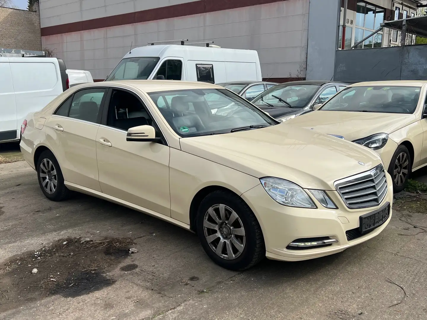 Mercedes-Benz E 200 CDI BlueEfficiency Limousine Euro 5 2013 Beige - 2