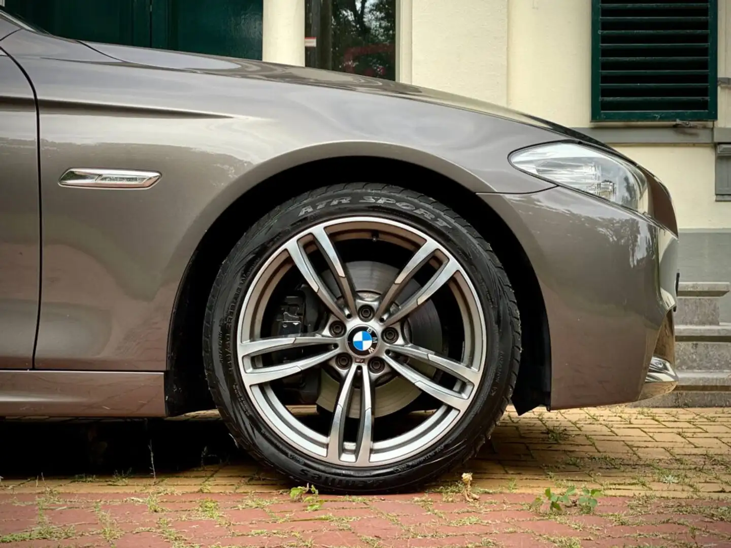 BMW 530 530d Touring Aut. M-Paket Braun - 1