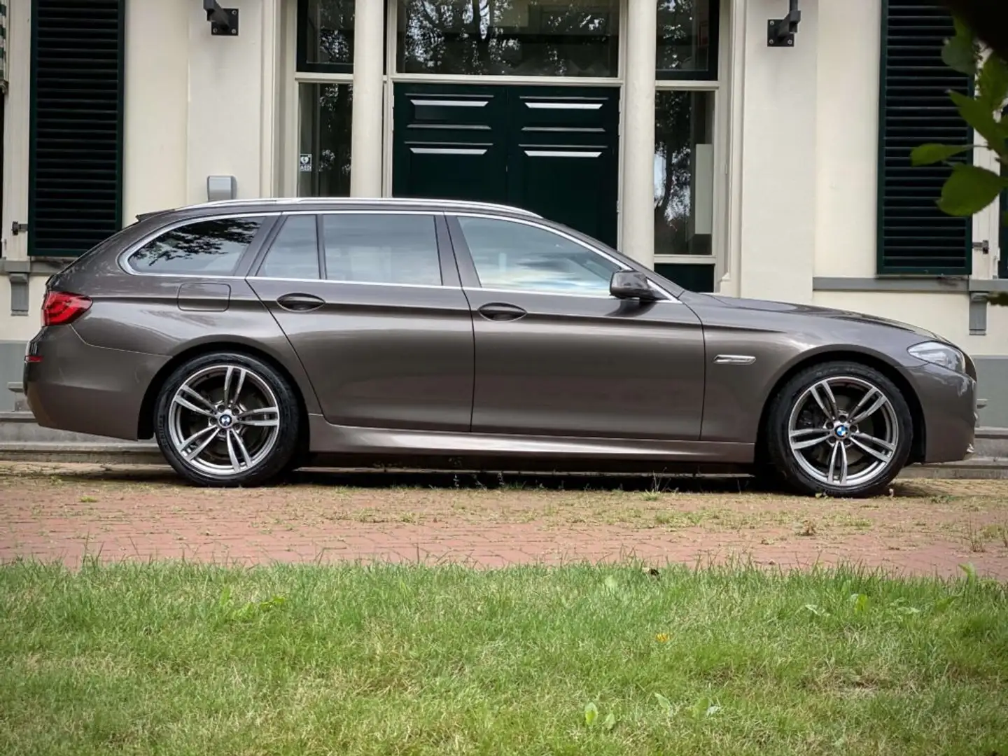 BMW 530 530d Touring Aut. M-Paket Braun - 2