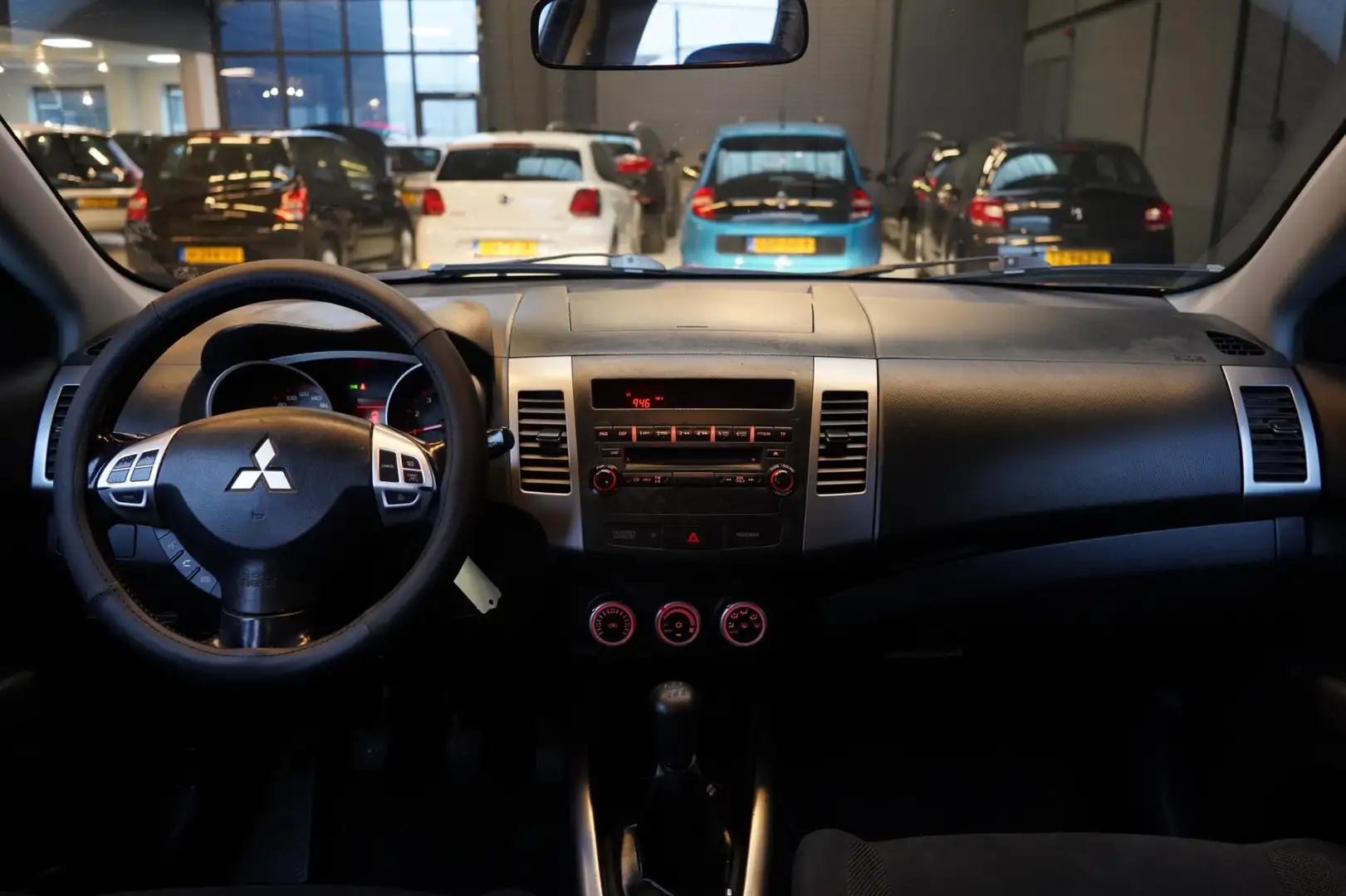 Mitsubishi Outlander 2.4 Inspire 2WD | AIRCO | ELEK.RAMEN | PDC | APK | Schwarz - 2