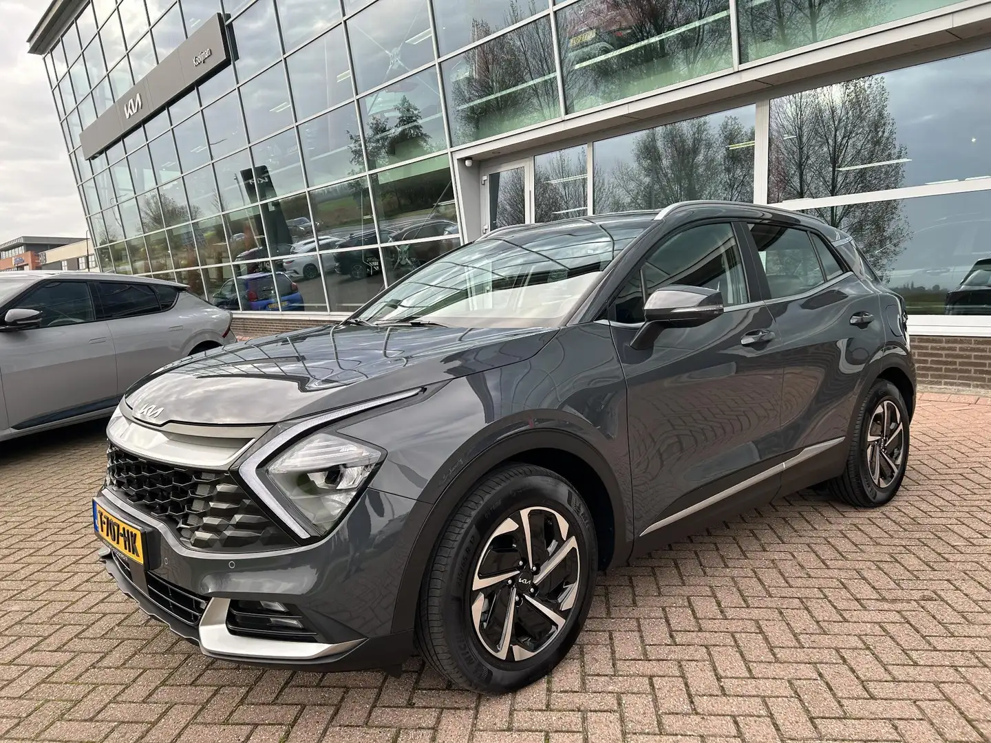 Kia Sportage 1.6 T-GDi MHEV DynamicLine PRIVATE LEASE 577,- PER Grijs - 2