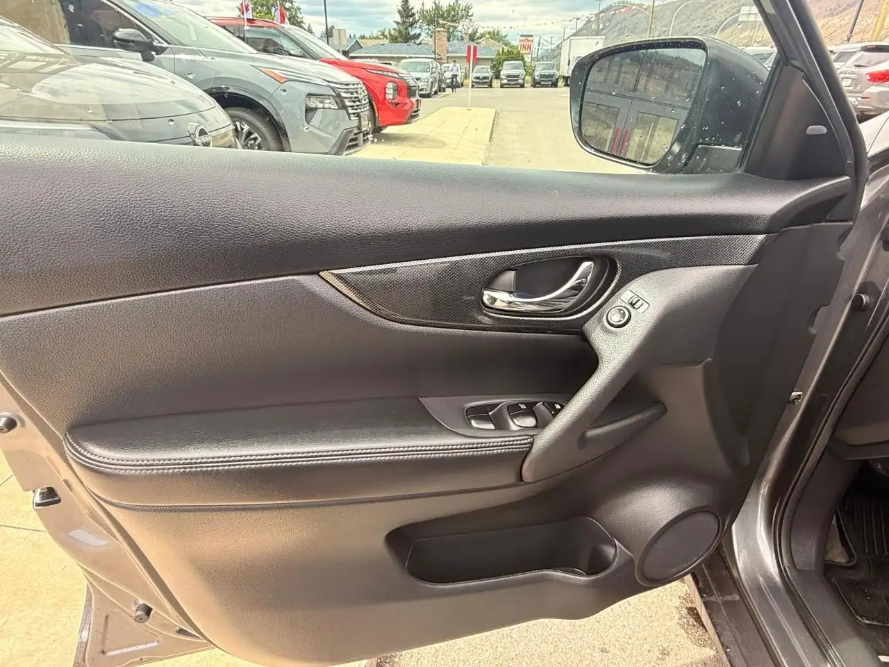 Nissan Rogue снимка Nissan Rogue