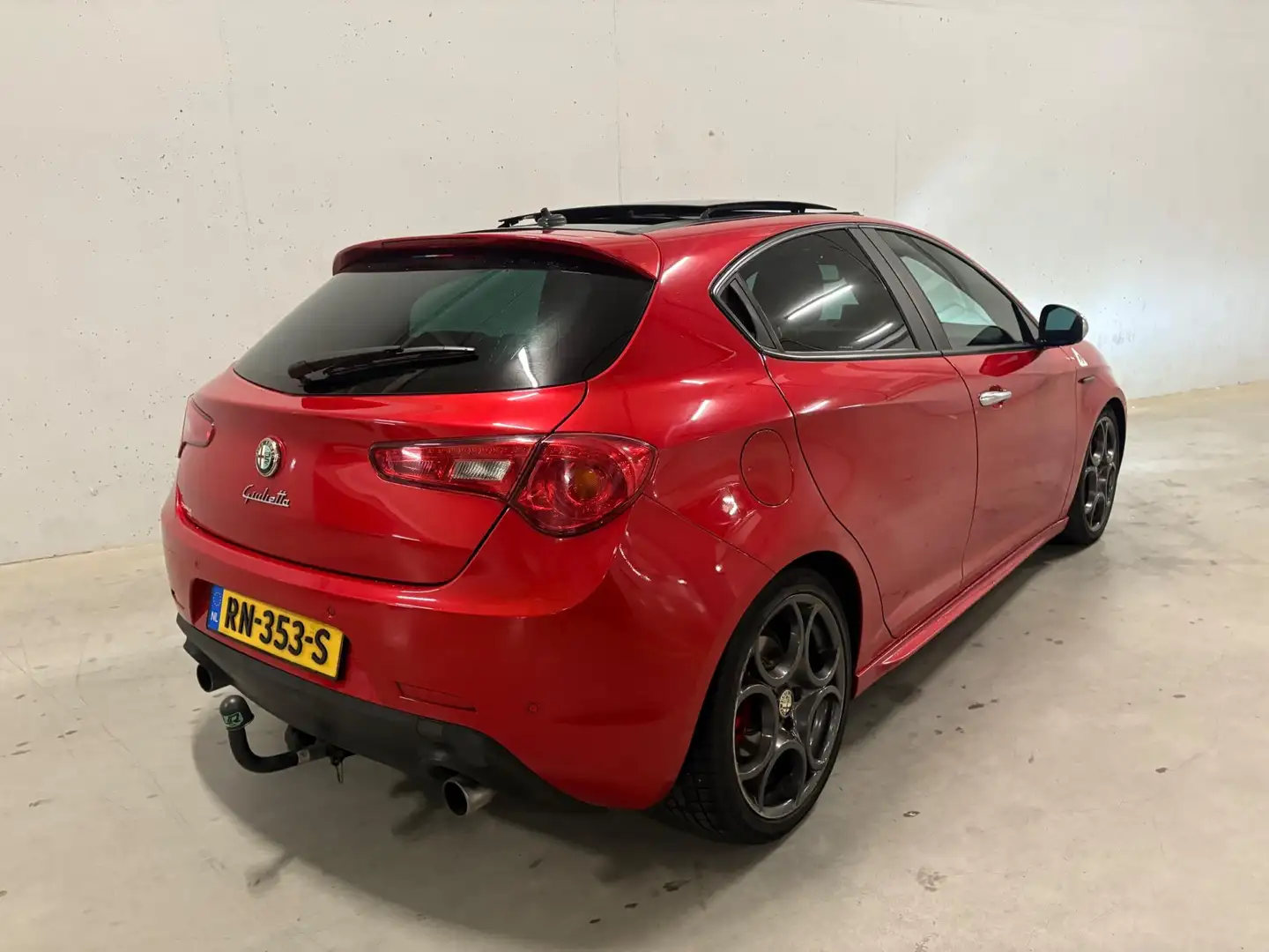 Alfa Romeo Giulietta 2.0 JTDm Distinctive Leer Pano Automaat Rood - 2