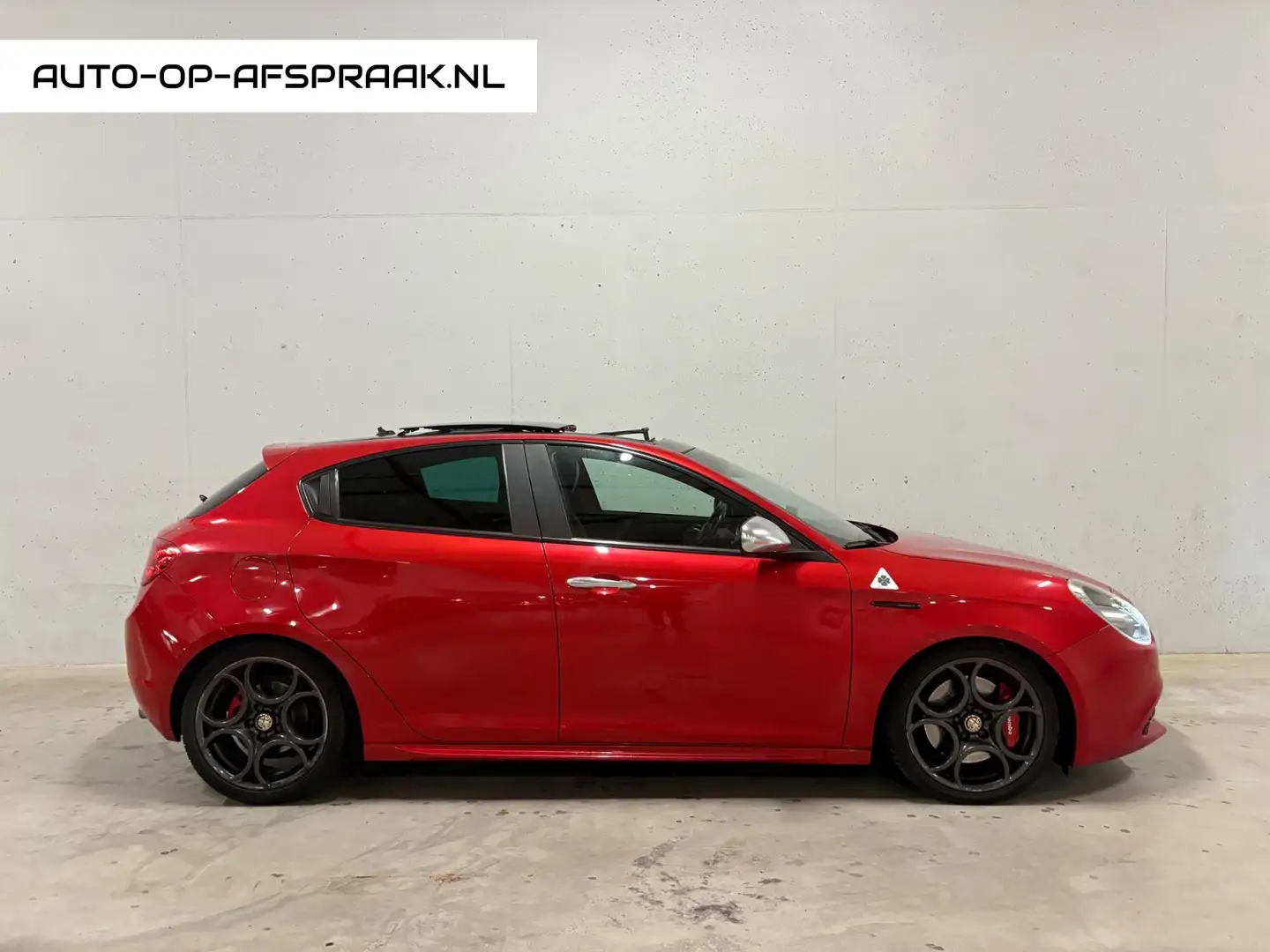 Alfa Romeo Giulietta 2.0 JTDm Distinctive Leer Pano Automaat Rood - 1