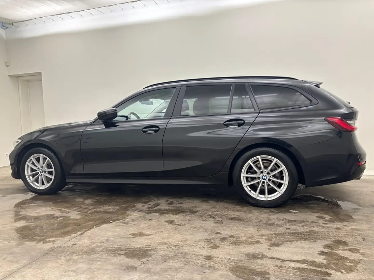 BMW 320i AUT. Leder GPS Dig.Airco Alu Led Zwart - 2