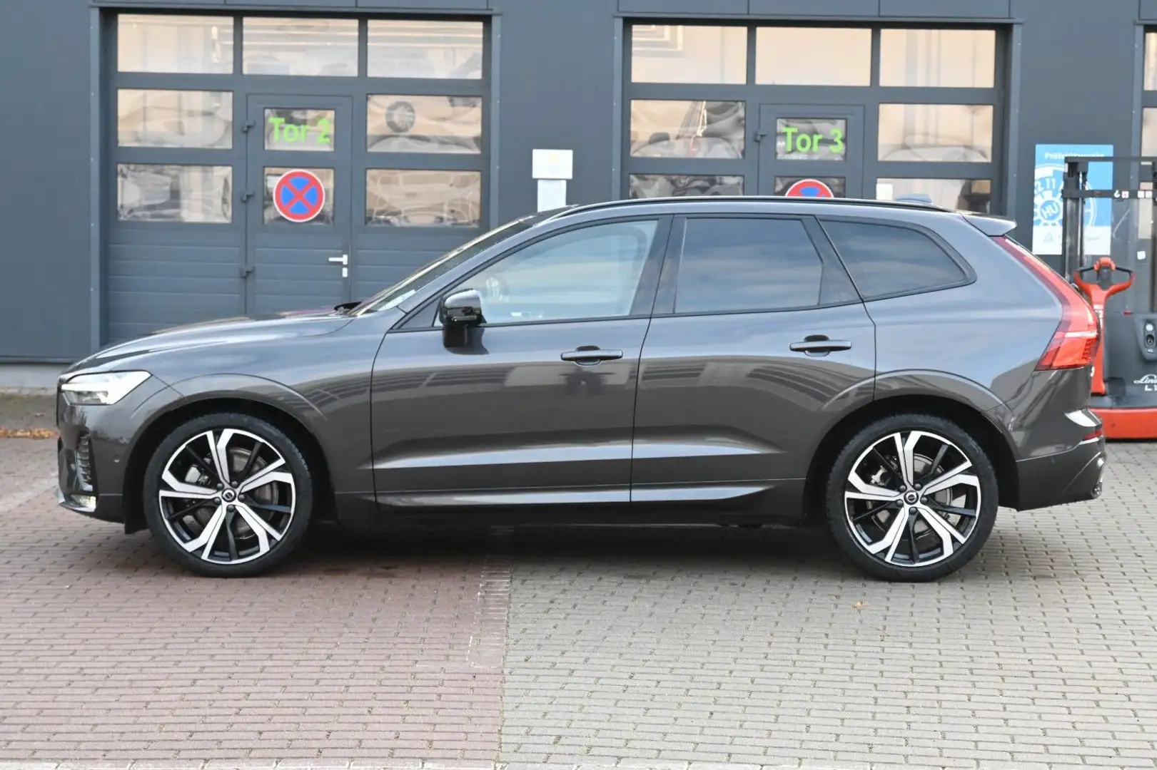 Volvo XC60 B4 AWD Plus Dark*LED*PANO*STHZ*LUFT*360*H&K Grau - 2