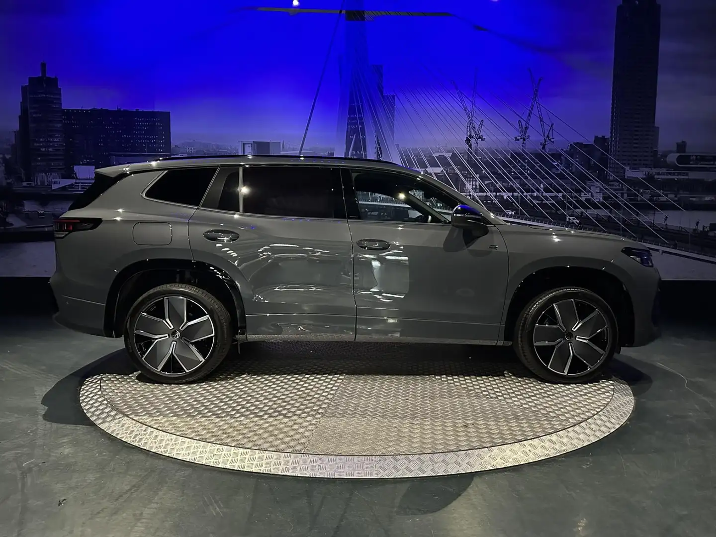 Volkswagen Tayron 1.5 eHybrid R-Line Edition *Pano*Keyless*BlackStyl Grau - 2