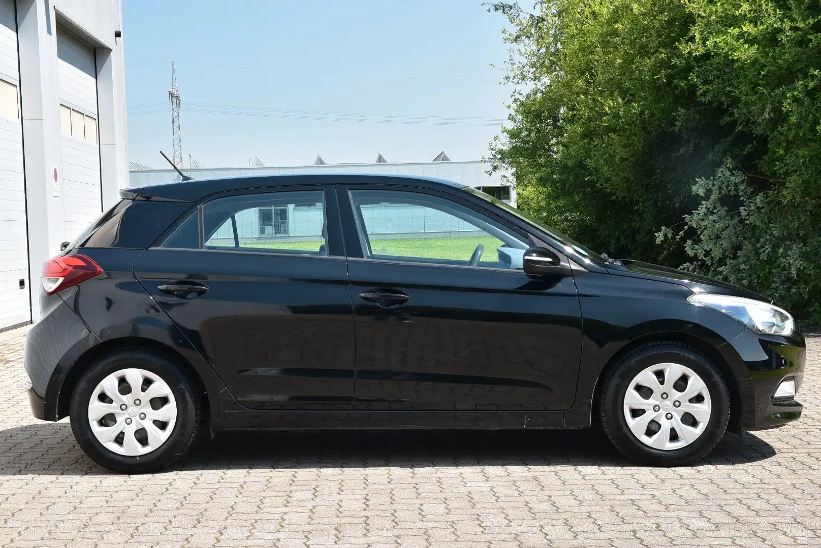 Hyundai i20 Go Klima, SHZ, TÜV 02/2027, Scheckheft Schwarz - 2