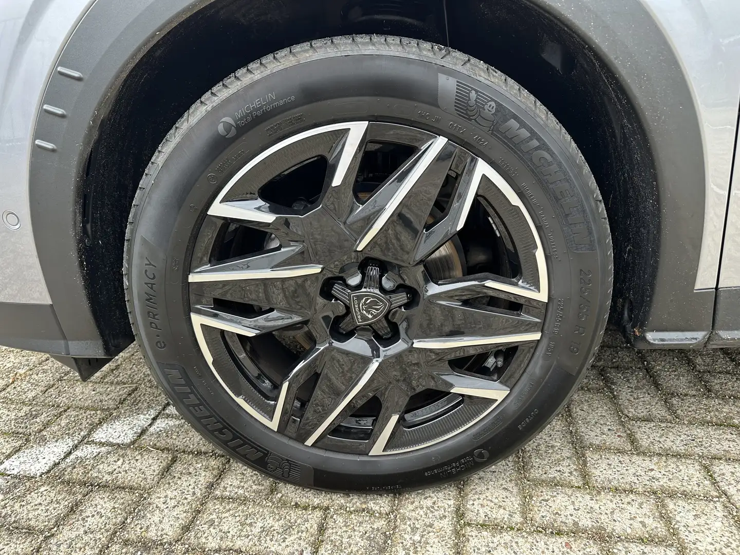 Peugeot 3008 1.2 Hybrid 136 Allure | Achterbank in delen neerkl Gris - 2