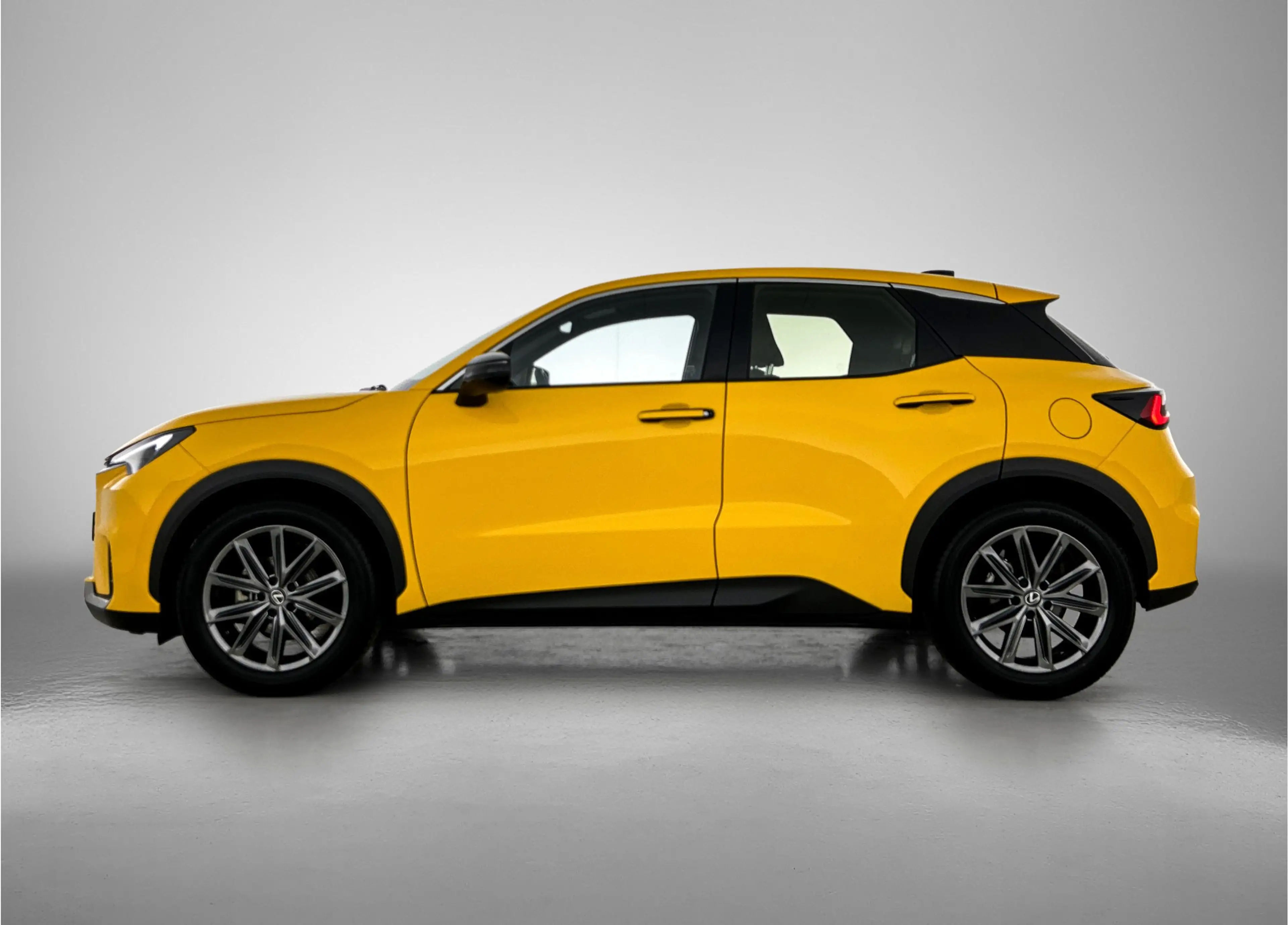 Lexus LBX Relax 2WD Limited + | Tech Pack | — photo 3