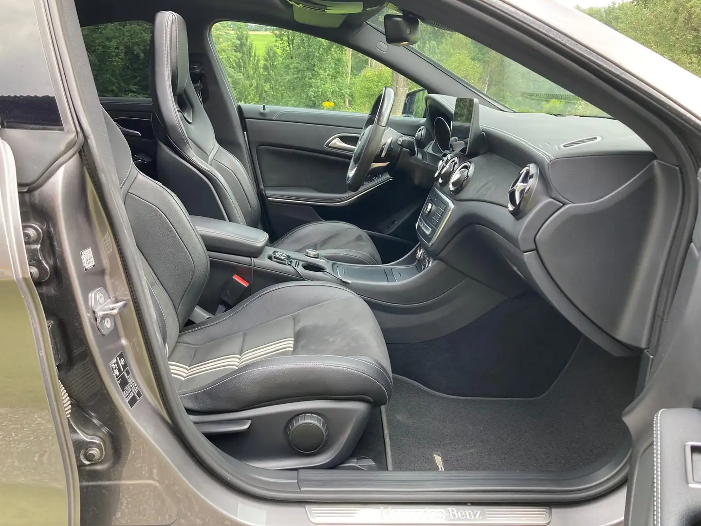 Mercedes-Benz CLA 220 Edition AMG 4-Matic Grau - 1
