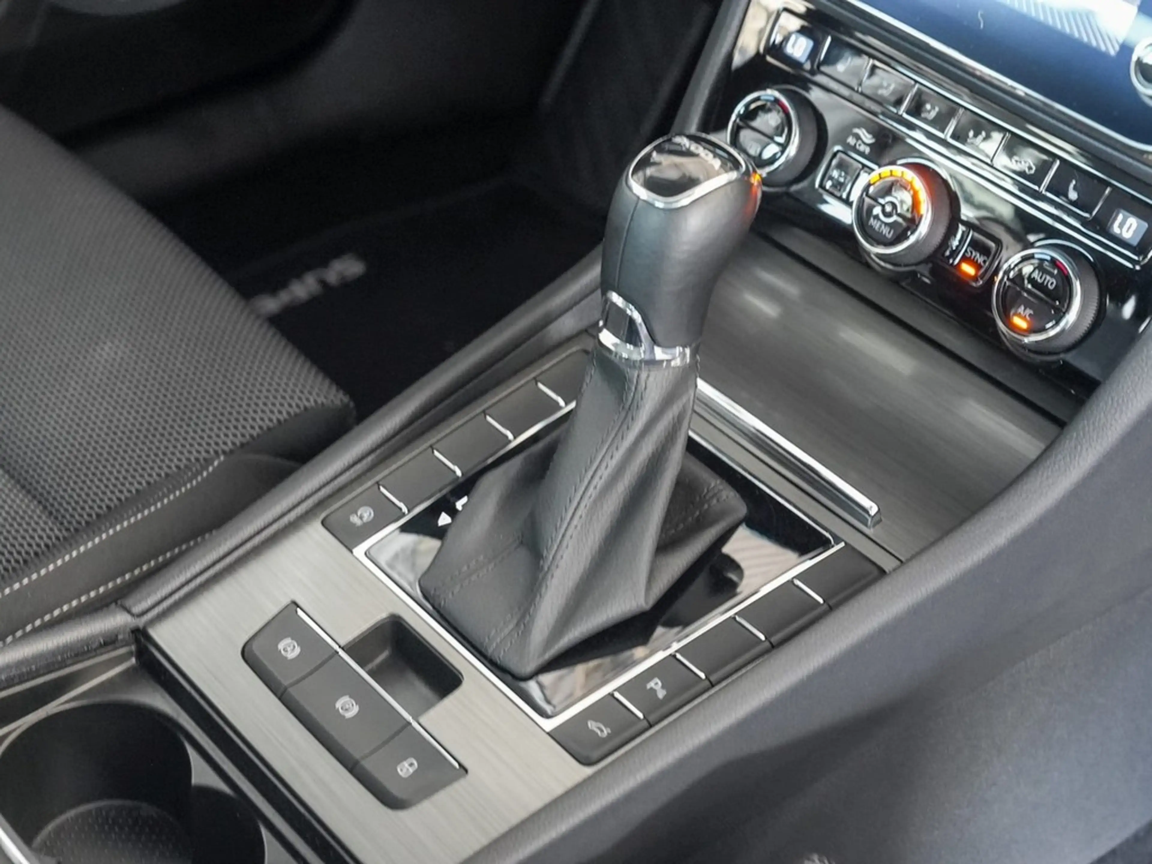 Skoda Superb Combi 2.0 TDI DSG Style AHK/Navi/LED — photo 10