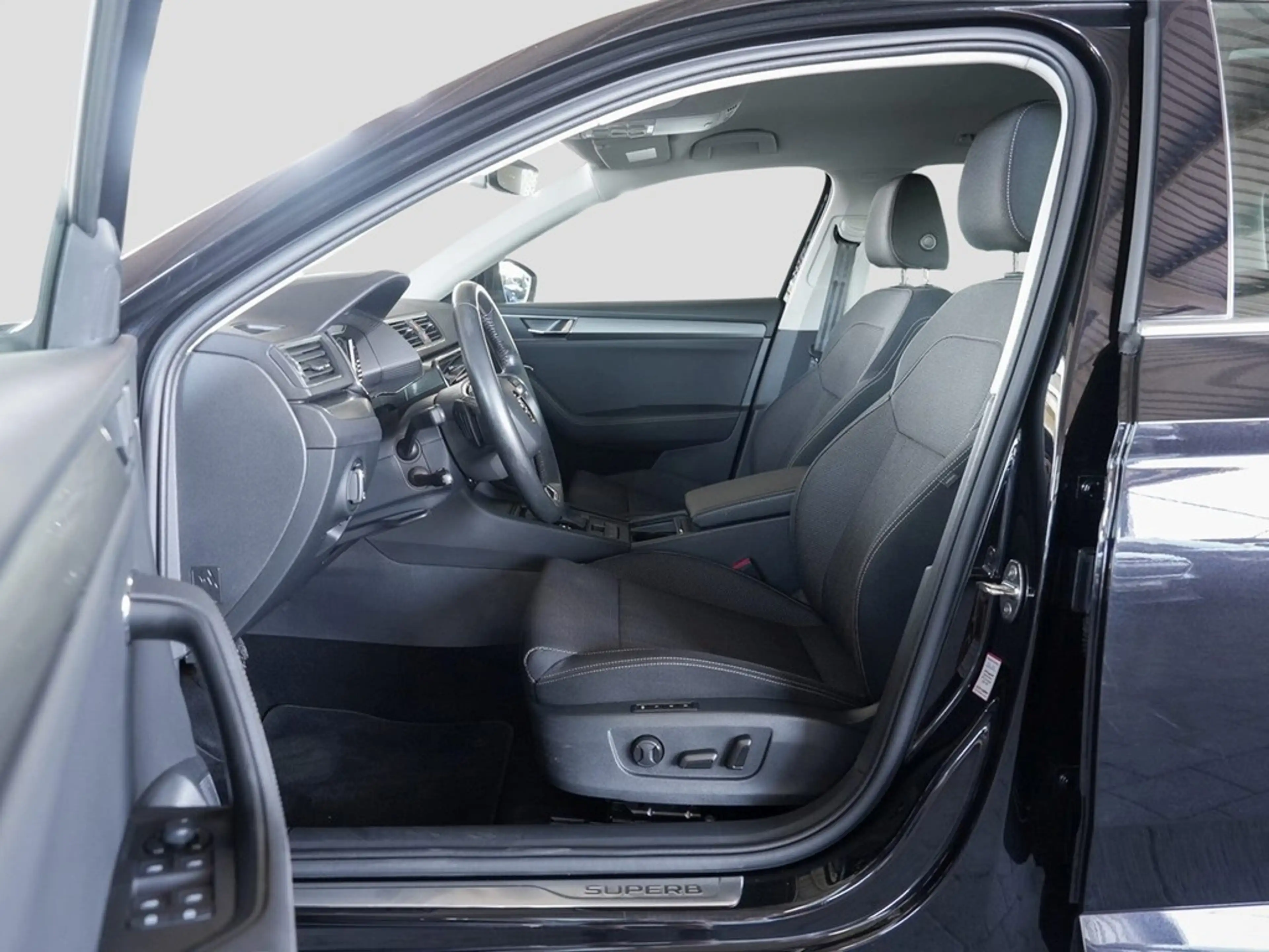 Skoda Superb Combi 2.0 TDI DSG Style AHK/Navi/LED — photo 7