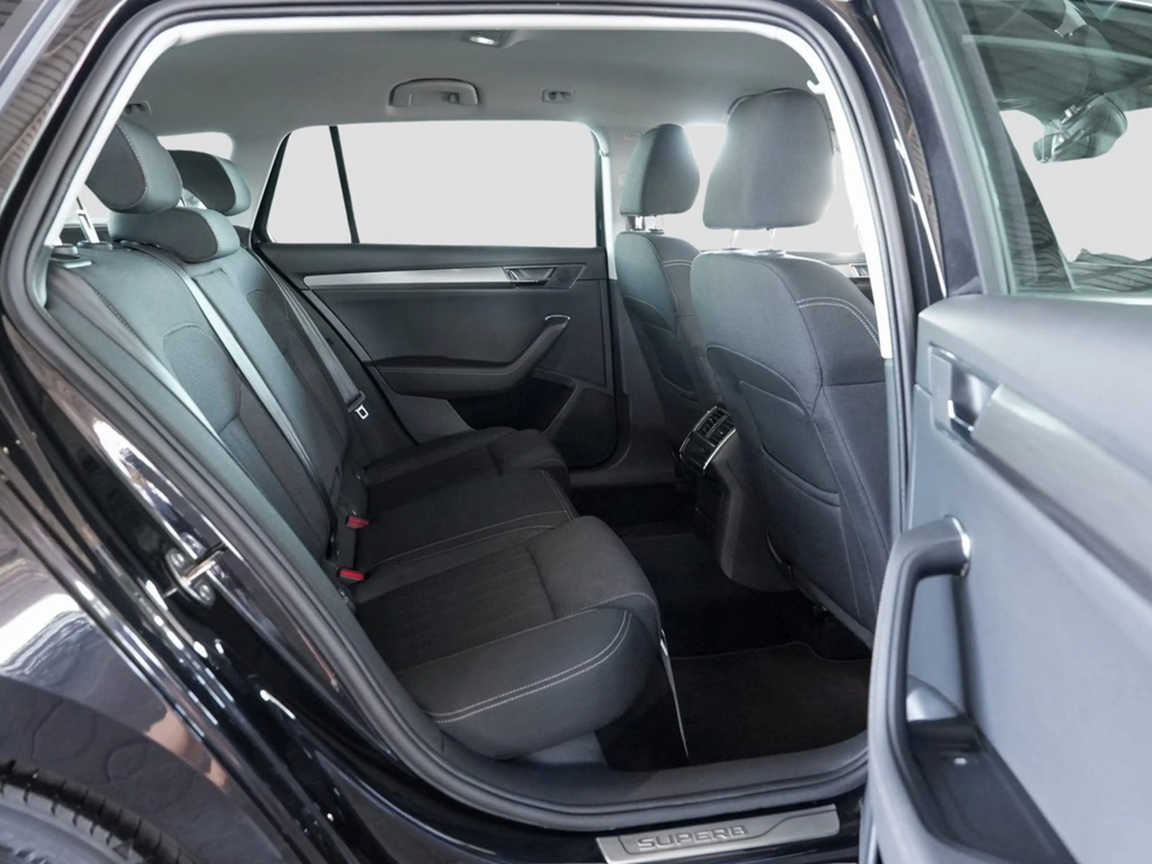 Skoda Superb Combi 2.0 TDI DSG Style AHK/Navi/LED — photo 11