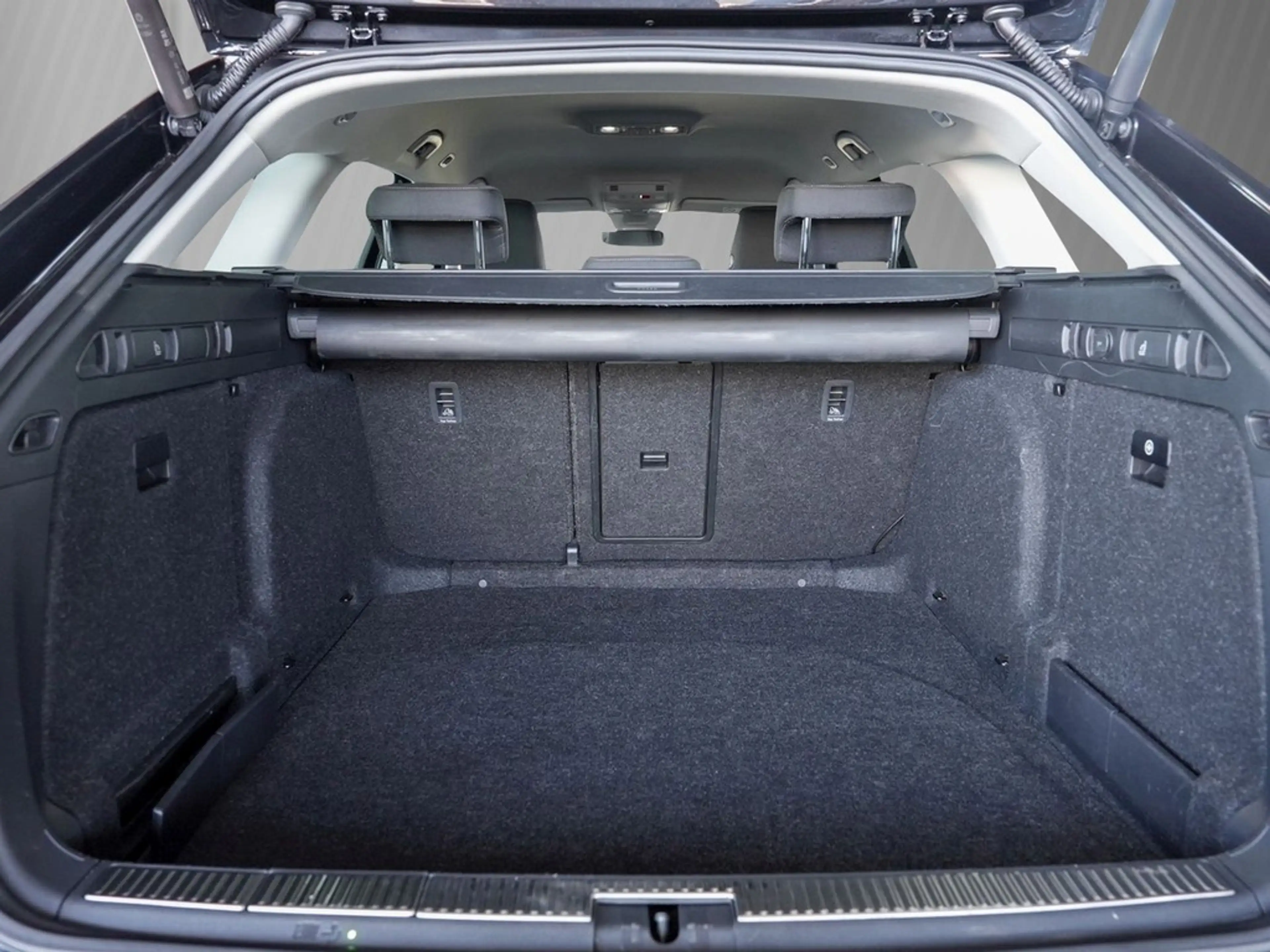 Skoda Superb Combi 2.0 TDI DSG Style AHK/Navi/LED — photo 6