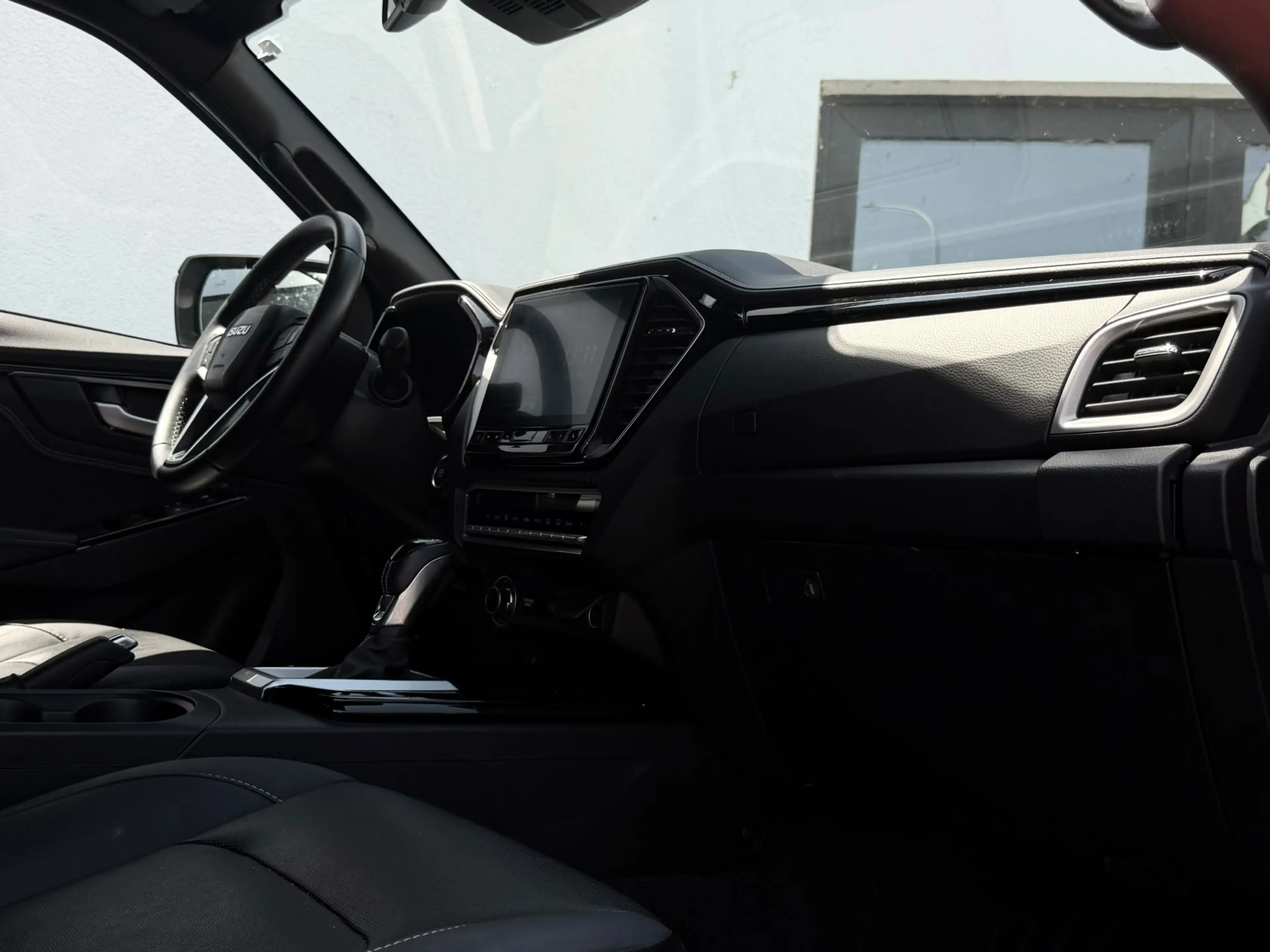 Isuzu D-Max 1.9 Turbo D 4WD *V-CROSS BLACK EDITION — photo 14