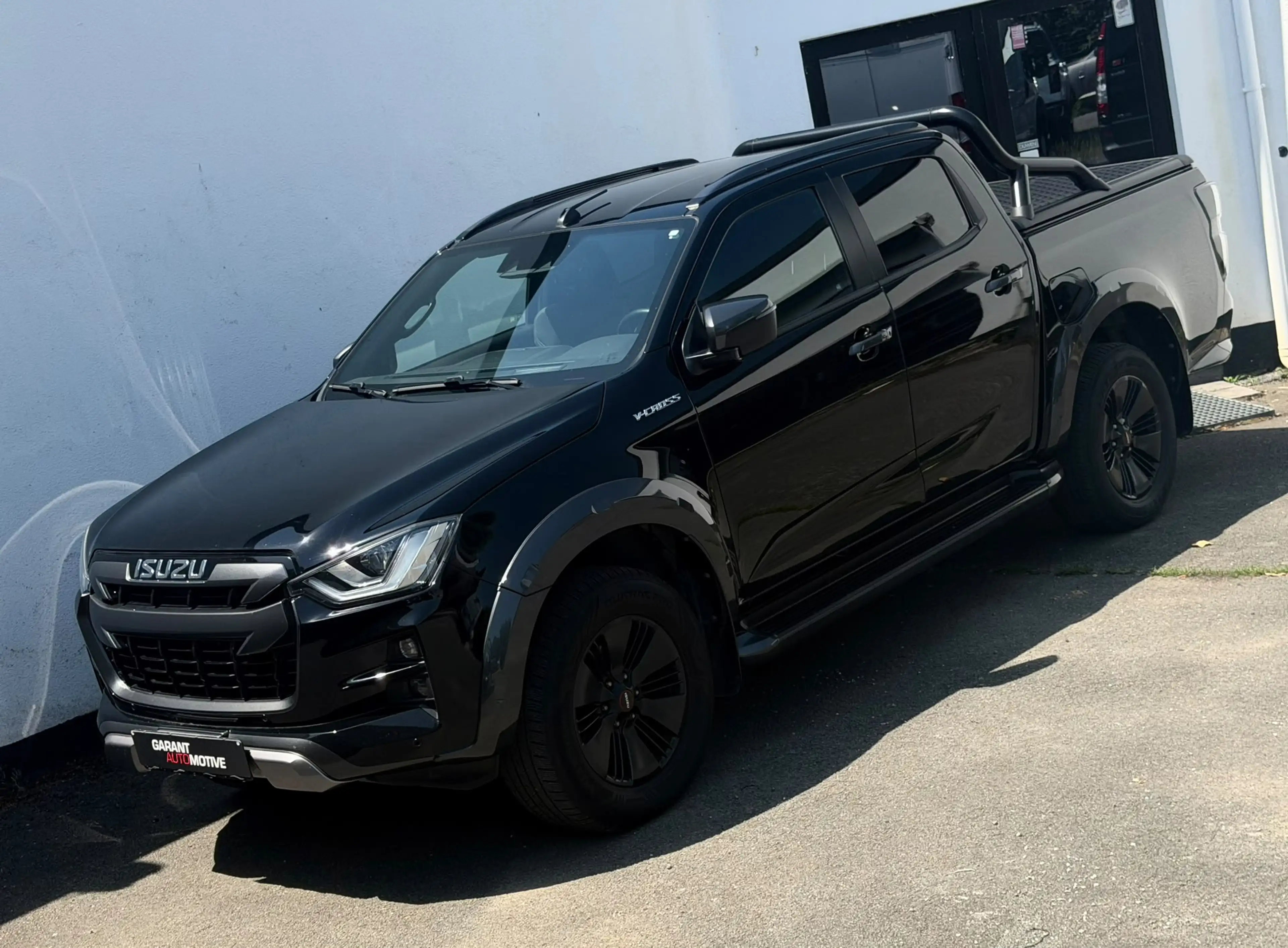 Isuzu D-Max 1.9 Turbo D 4WD *V-CROSS BLACK EDITION — photo 2