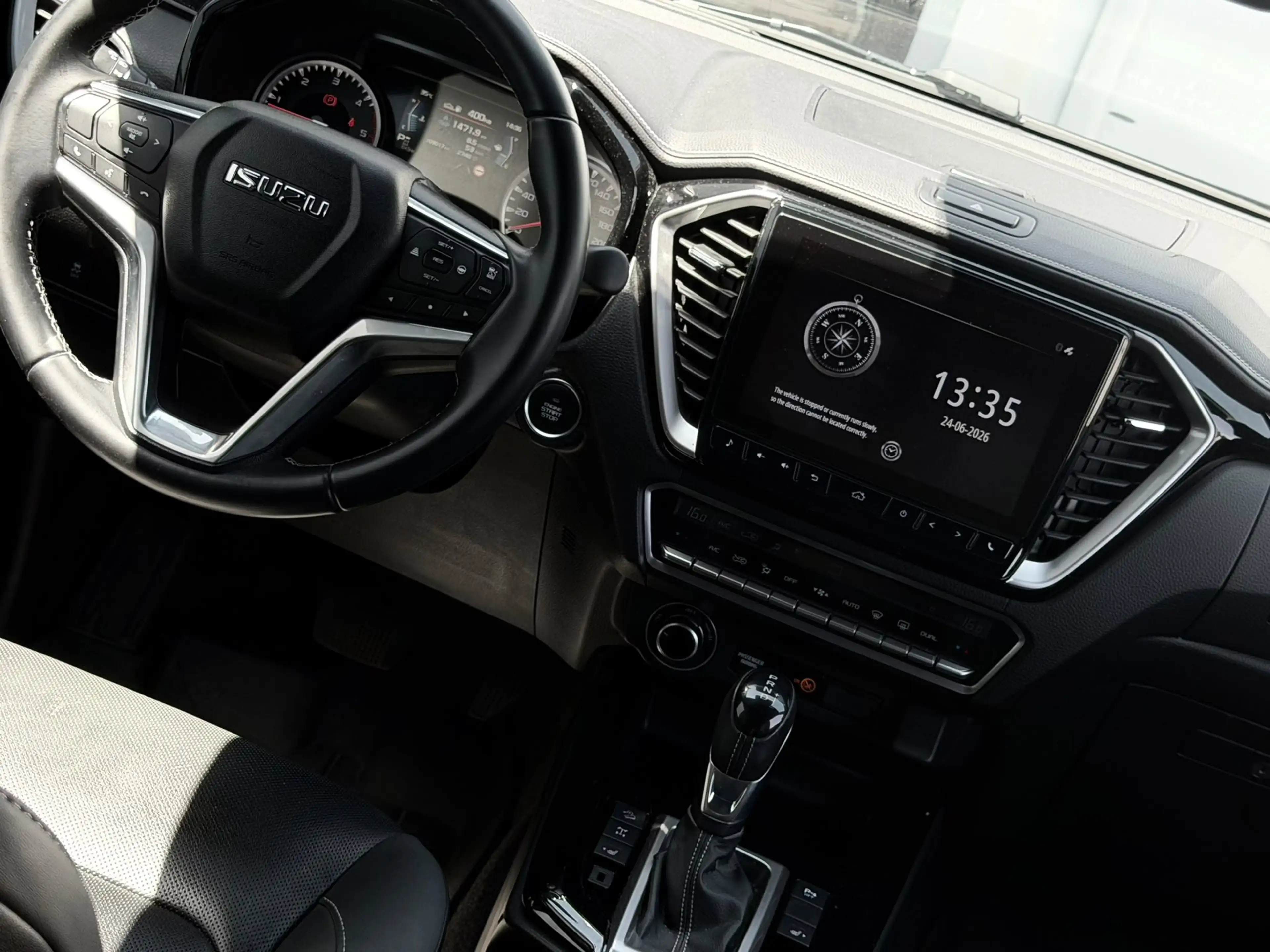 Isuzu D-Max 1.9 Turbo D 4WD *V-CROSS BLACK EDITION — photo 8