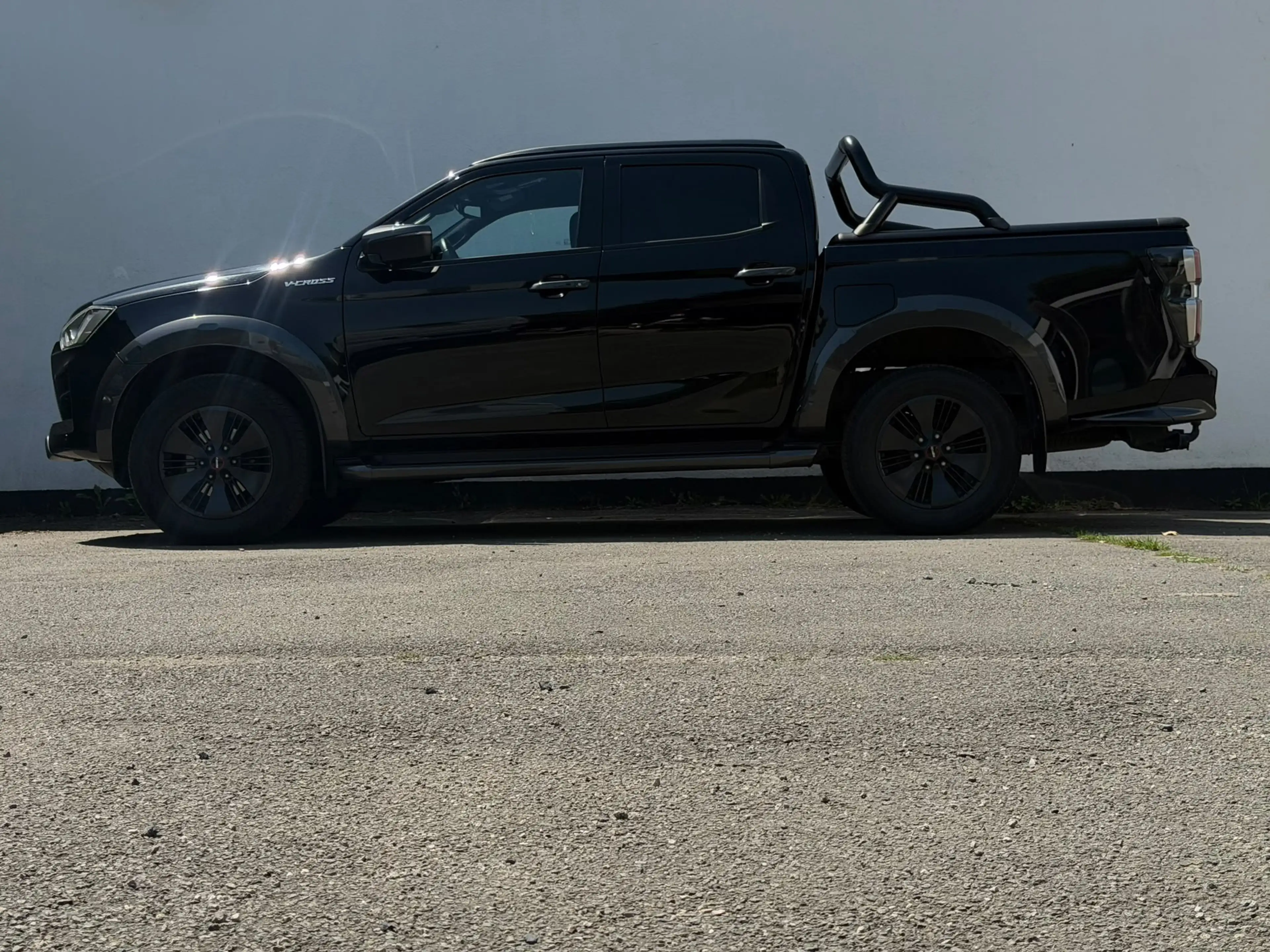 Isuzu D-Max 1.9 Turbo D 4WD *V-CROSS BLACK EDITION — photo 4