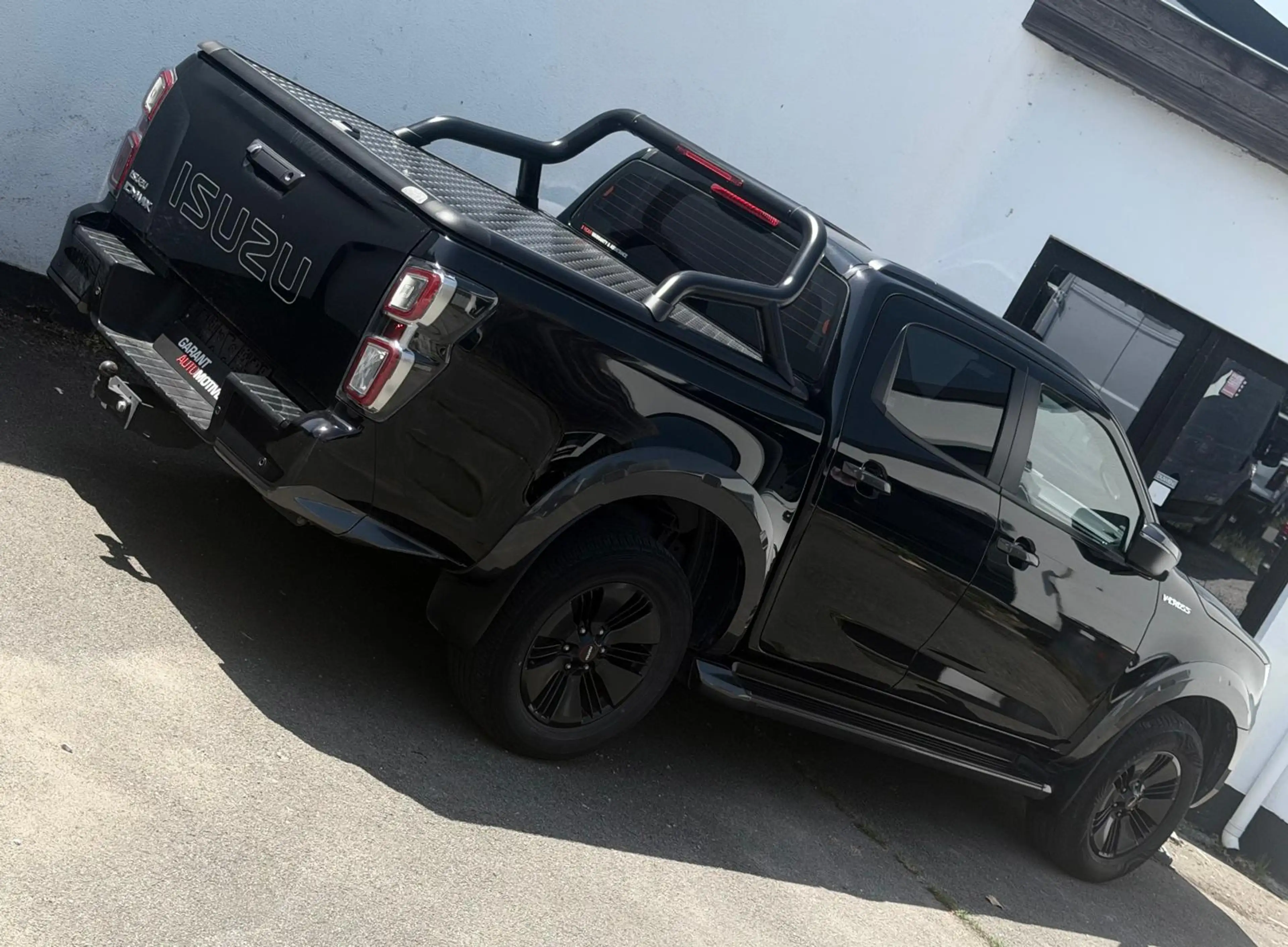 Isuzu D-Max 1.9 Turbo D 4WD *V-CROSS BLACK EDITION — photo 6