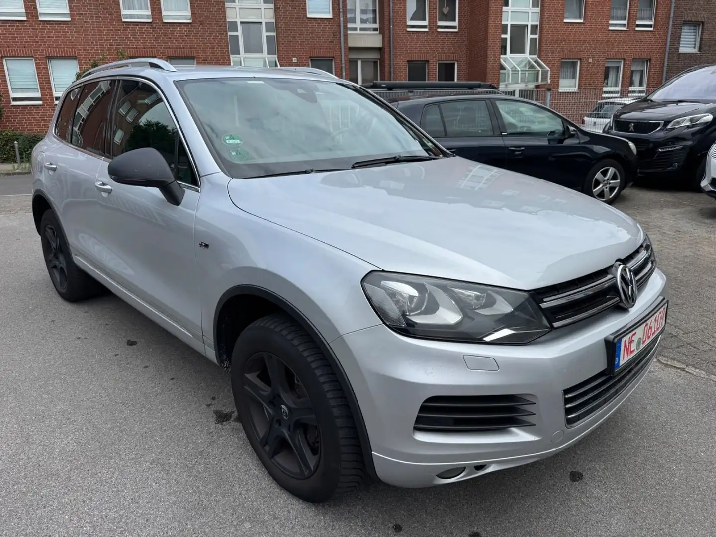 Volkswagen Touareg V8 TDI R-Line-Leder-Navi-Kamera-uvm. Silber - 2