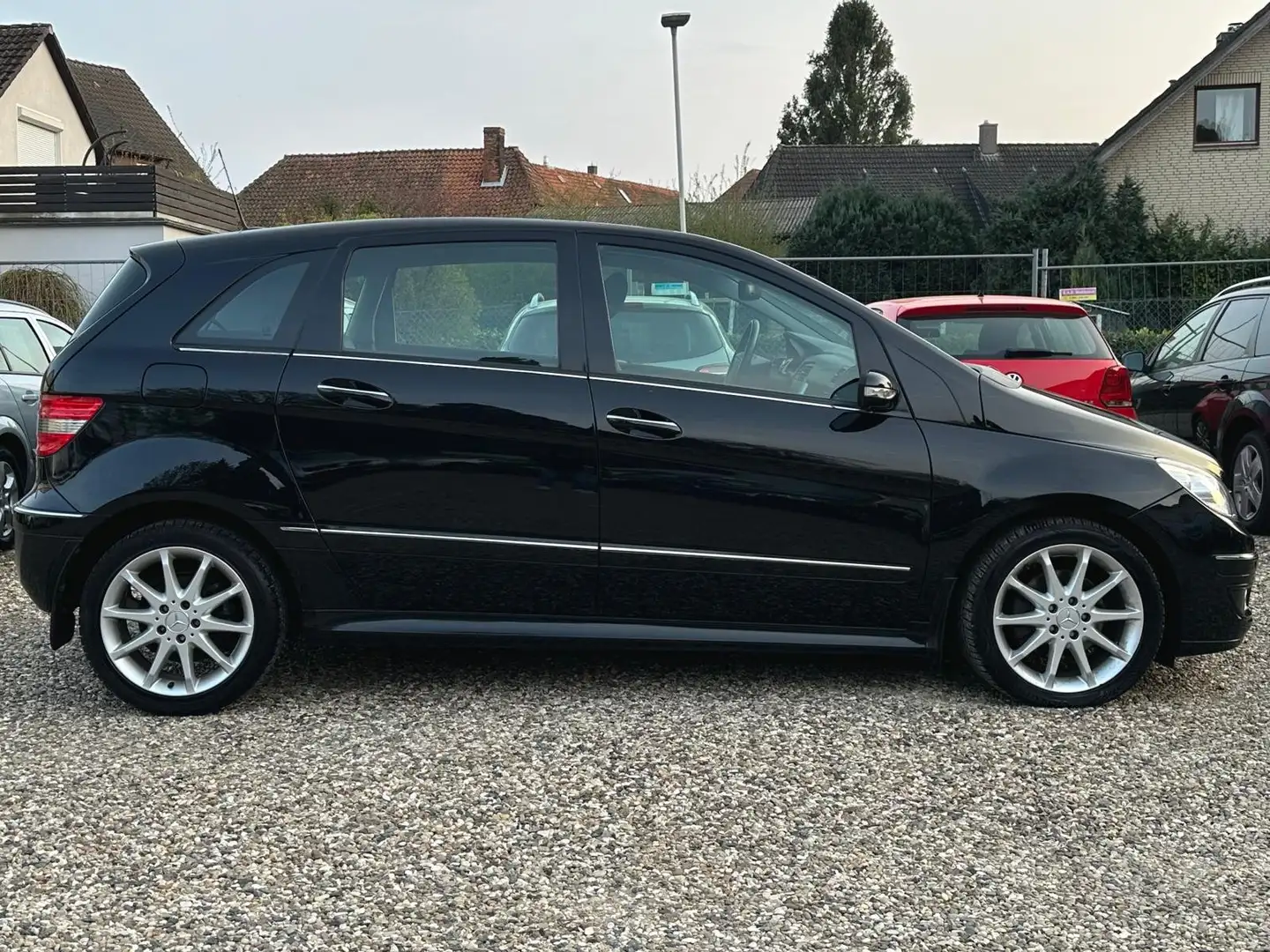 Mercedes-Benz B 200 CDI 1Hand Scheckheft SHZ PDC Leder S.Dach 6-Gang Schwarz - 2