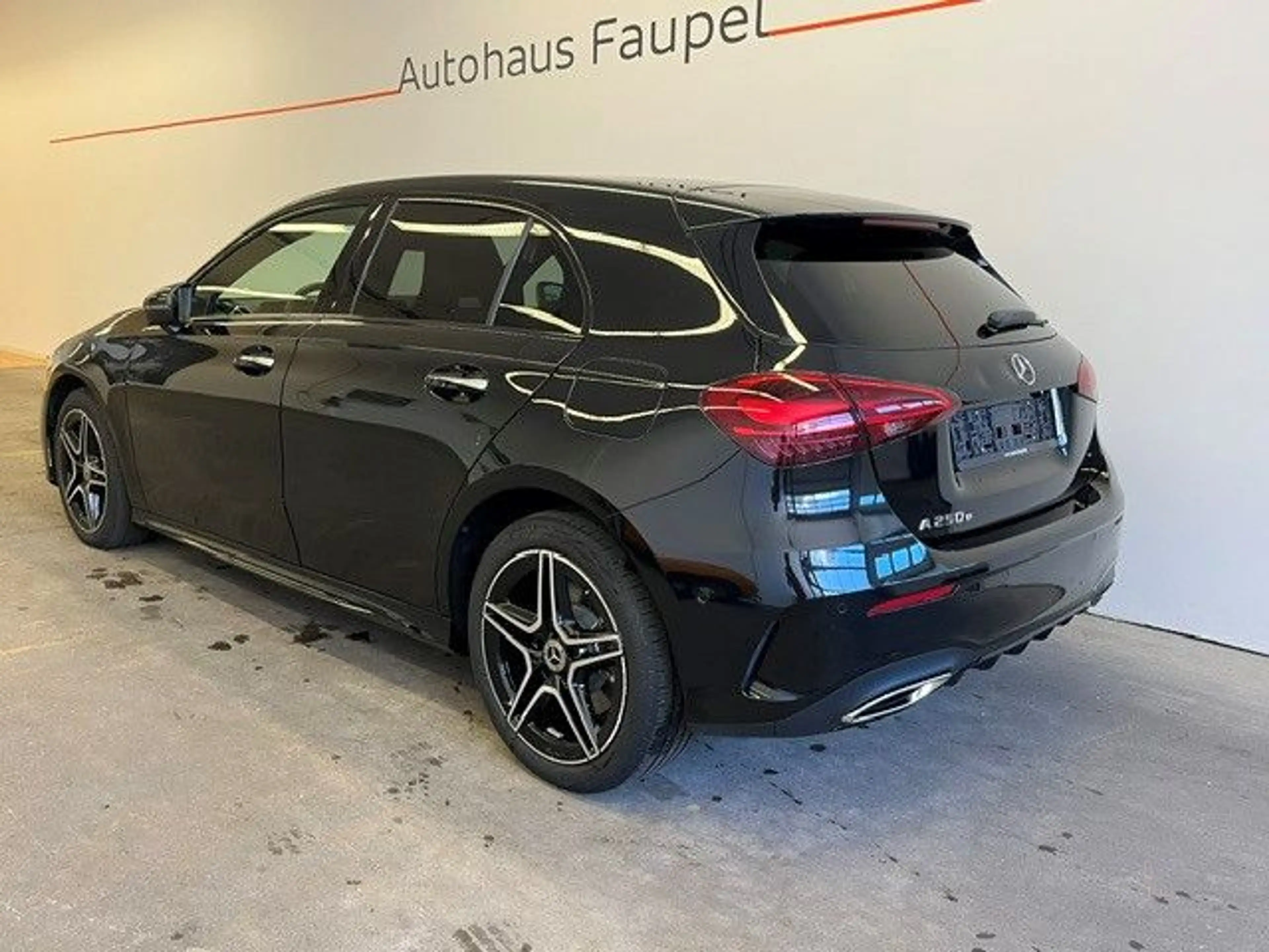 Mercedes-Benz A 250 e AMG-Line Panorama Distronic Keyless Go — photo 3